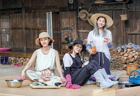 Download Three Meals a Day: Mountain Village Subtitle Indonesia